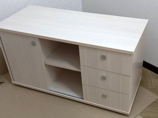 Тумба подкатная с замком на первый ящик V-91