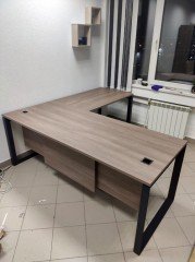 Угловой офисный стол в стиле лофт